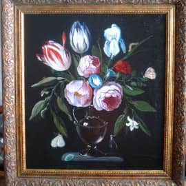 Розы, тюльпаны, ирисы и другие цветы в стеклянной вазе на каменной подставке, с бабочками и другими насекомыми.