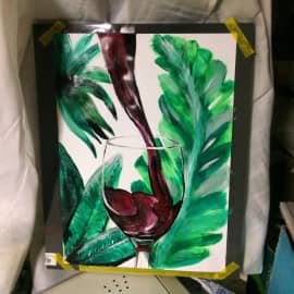 Капли вина на листьях банана