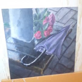 На остановке.