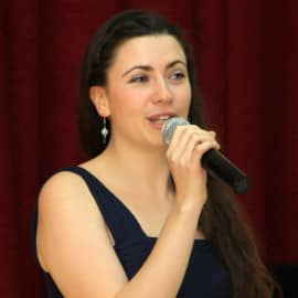 Поёт моя племянница Анна.Стихи и музыка её.