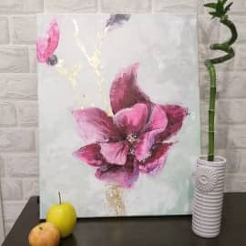 Алый цветок