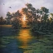 Над речкой сонною солнышко встает