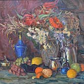 С букетом, синим кувшином и фруктами