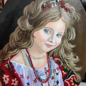 Девочка с бусами