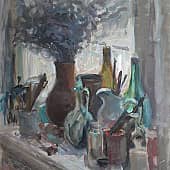 На подоконнике с графином, бутылками и крынкой с сухим букетом