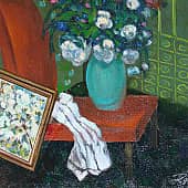 На  красном стуле