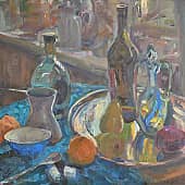 С подносом на голубой драпировке