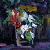 Цветы в стакане на чёрном фоне.