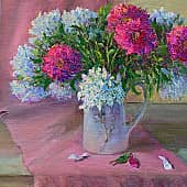 Пионы в кувшине на столе