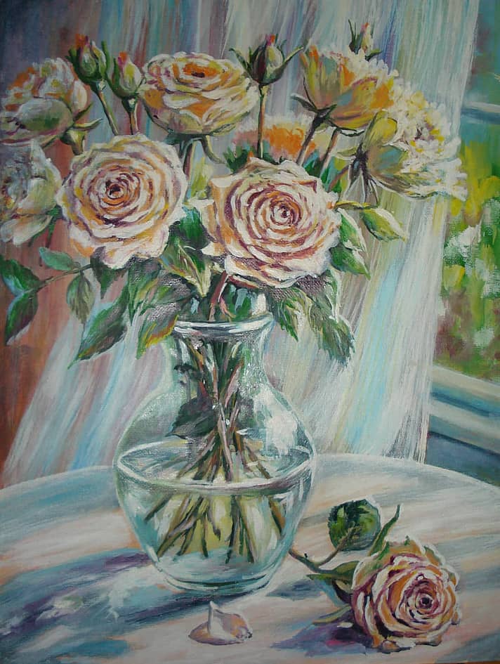 У окна розы в вазе.