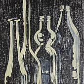 Бутылки на чёрном фоне