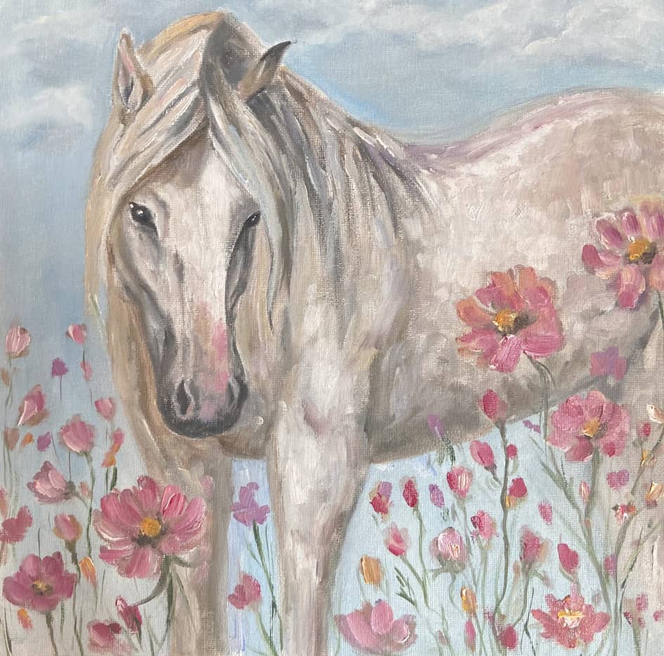 Белая лошадь в поле цветов
