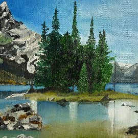 Остров с соснами на горном озере