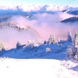 Облака накрыли горы.