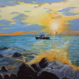 Брызги прибоя в закатных лучах