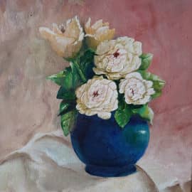 Розы в синей вазе