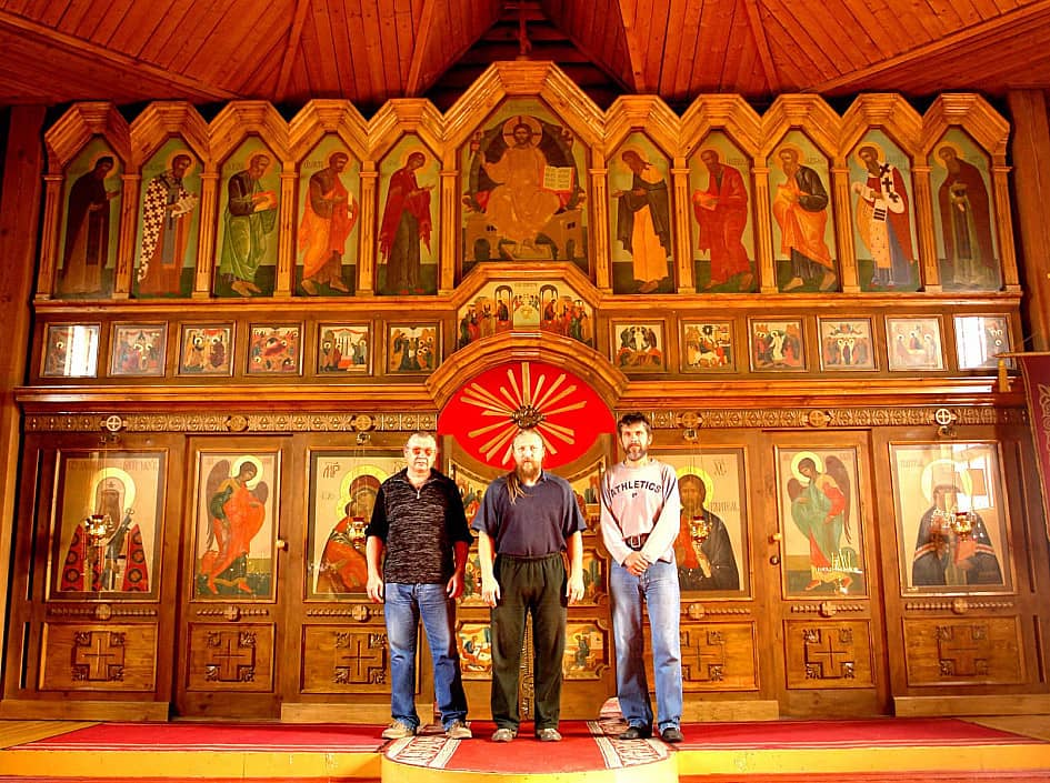 Резное тело иконостаса и киоты с иконами Филаретовской Церкви в Зеленограде.