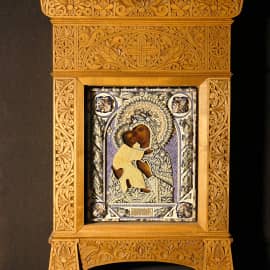 Богородица Владимирская, 19 век, в фарфоровом окладе ручной лепки и резном киоте.