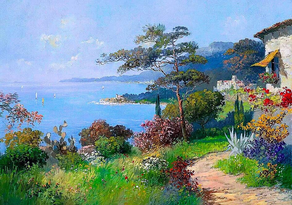 У синего моря.