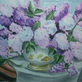 Сирень на столике.