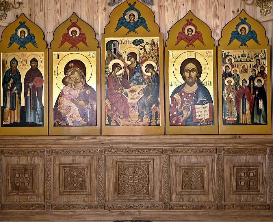 Иконостас часовни Владимирской иконы Богородицы во Пскове.