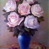 Розы в голубой вазе