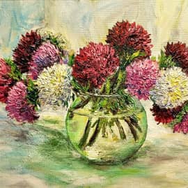 Астры в стеклянной вазе