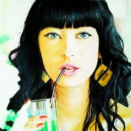 Портрет девушки с соком