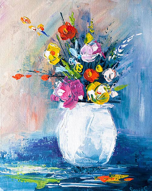 Большая ваза с искусственными цветами