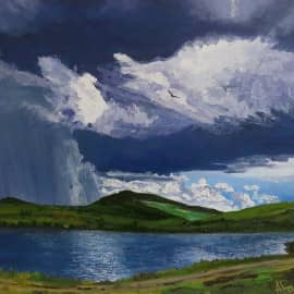 Надвигается.