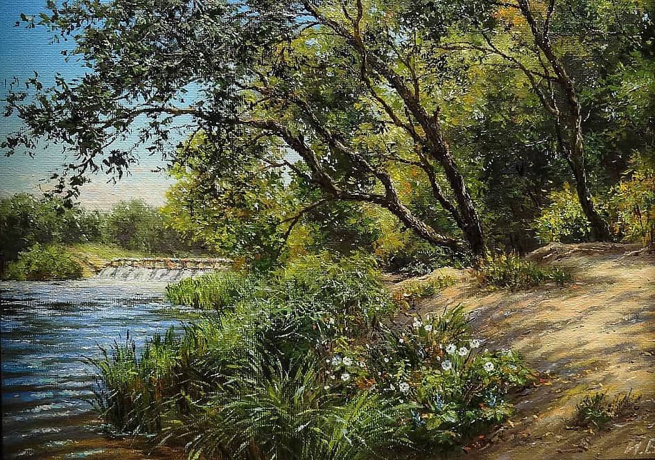 У реки.