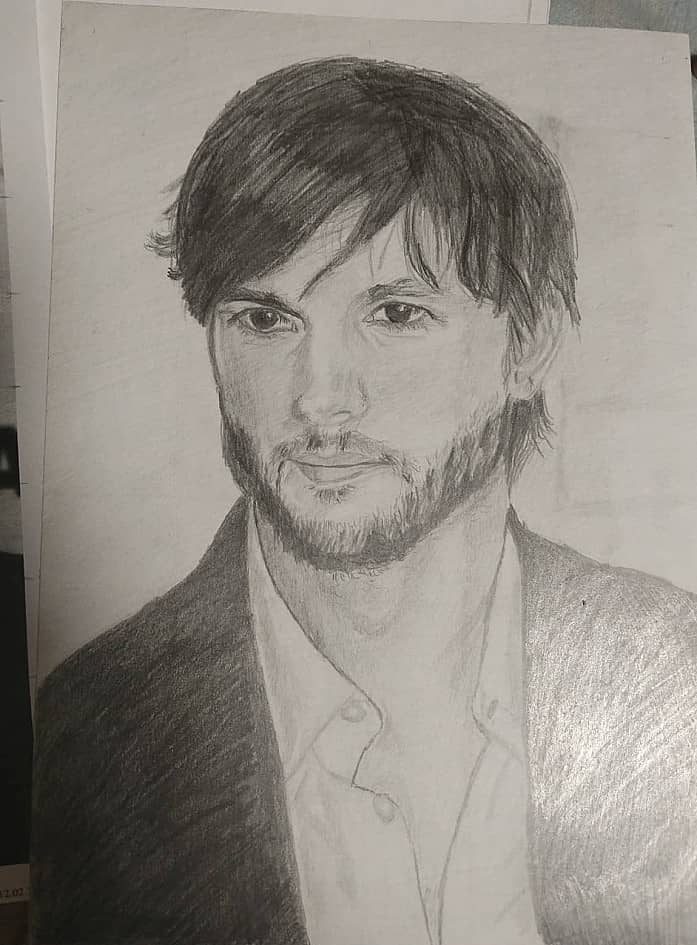 Артист Эштон Катчер.