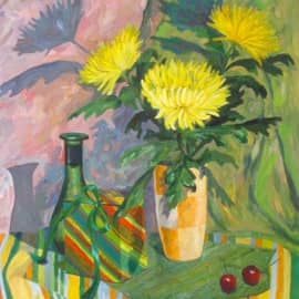 Натюрморт с хризантемами и подарочной коробкой.