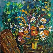 Цветы среди ящиков