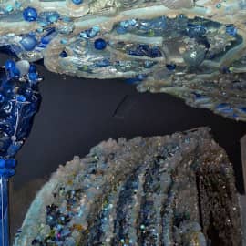 Подвесной витражный потолок,витражная колонна и мозаичный барельеф в частном интерьере.