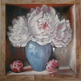 Ваза с цветами в коробке.