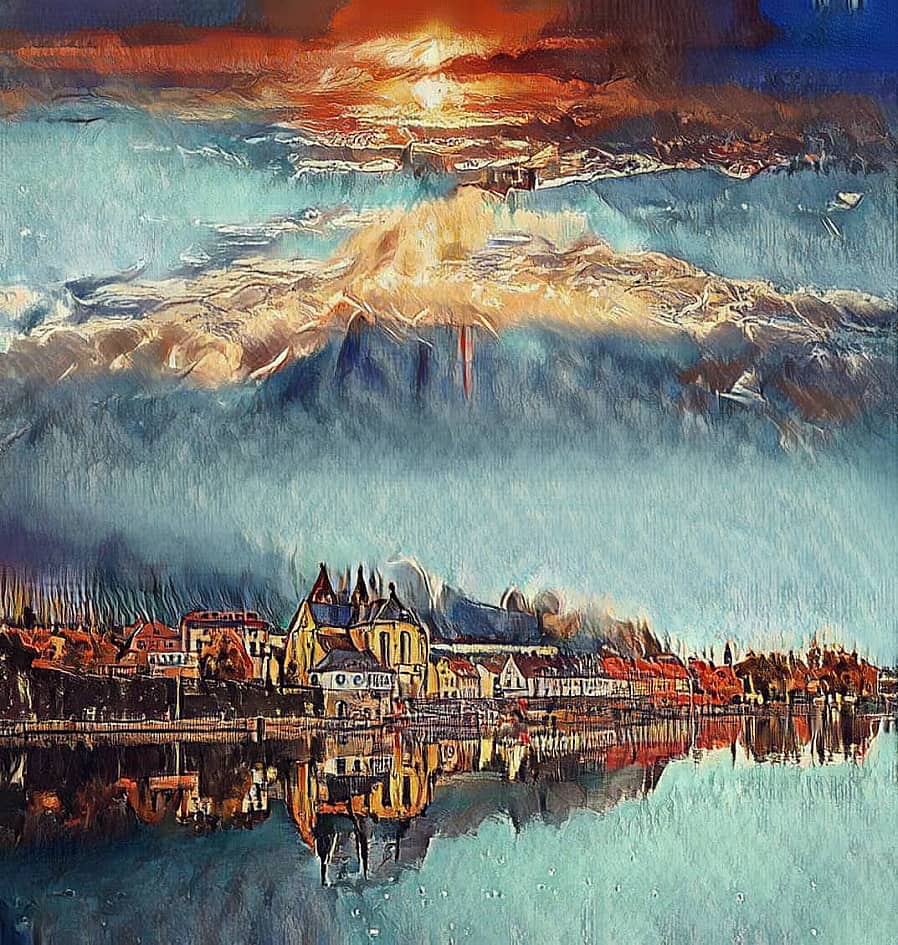 Город у реки.
