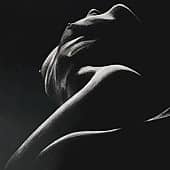 Картина углем 42х48см женский силуэт