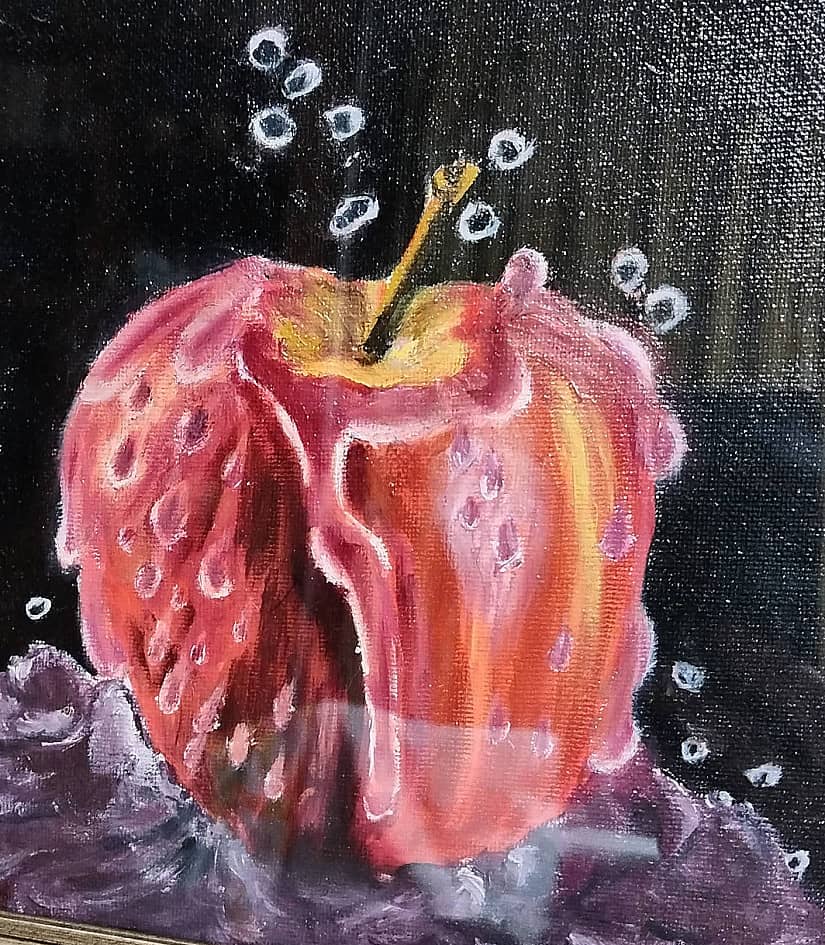 Сочное яблоко.