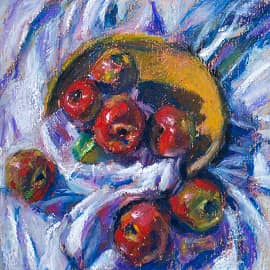 Яблоки на блюде