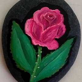 Роза на камушке