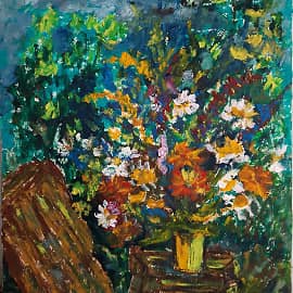 Цветы среди ящиков