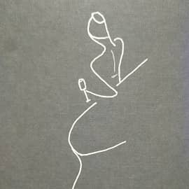 Девушка у стойки бара