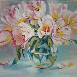 Белые тюльпаны в стеклянной вазе.