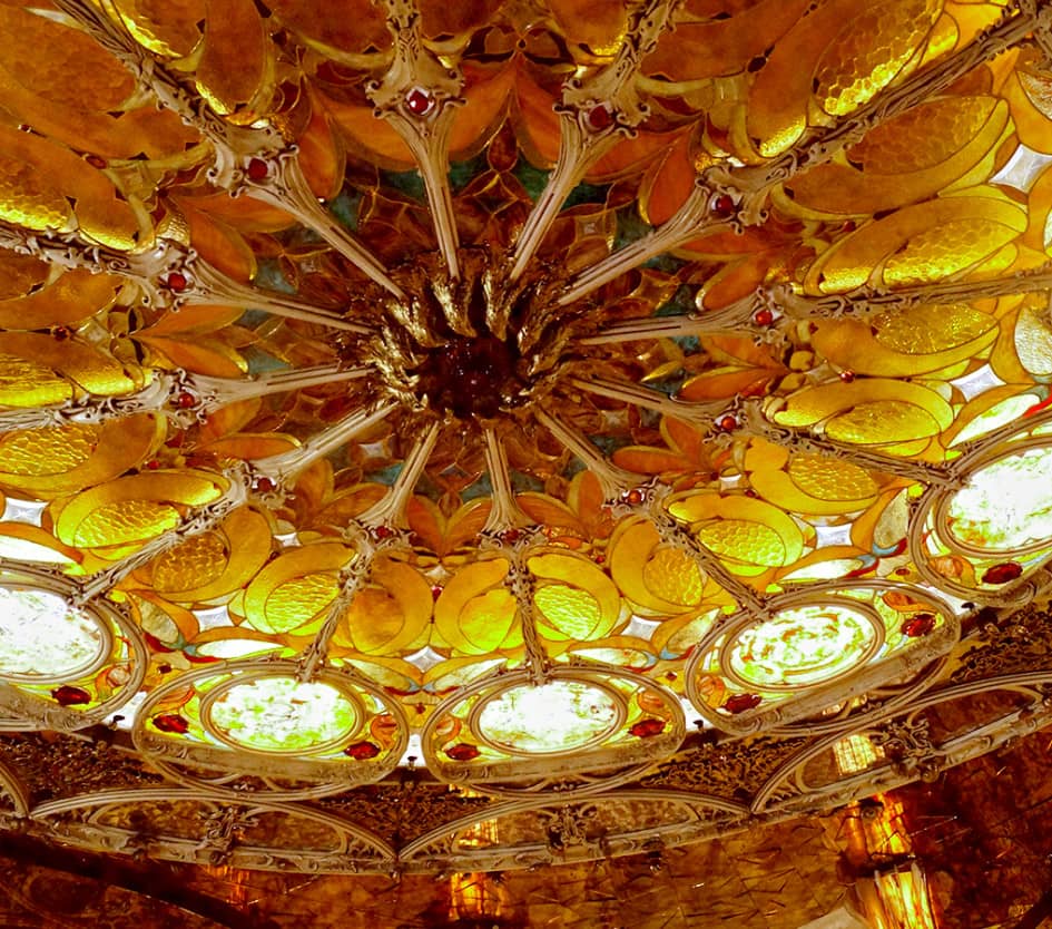 Витражи: Золотой цветоквитражный потолок.