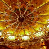 Витражи: Золотой цветоквитражный потолок.