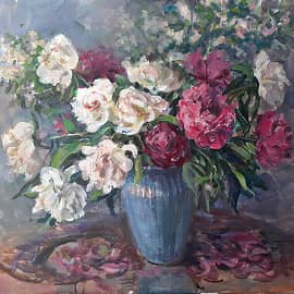 Пионы в голубой вазе