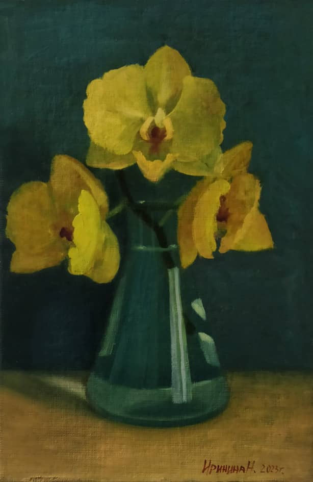 Ветка жёлтой орхидеи.