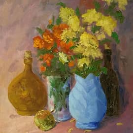 Натюрморт с цветами, бутылками и яблоком