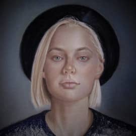 Блондинка в шляпе